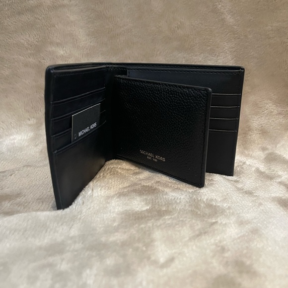 NWT Michael Kors Billfold with Pass Case - Picture 4 of 7